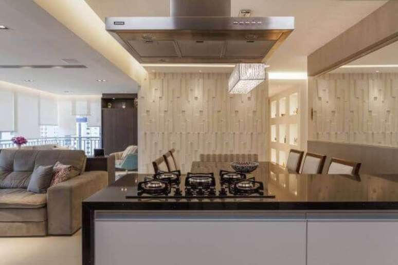 67. Cozinha com balcão de granito para cozinha em l na cor preta com cooktop – Foto Raduan Arquitetura