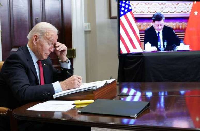 Joe Biden e Xi Jinping durante cúpula virtual em 16 de novembro