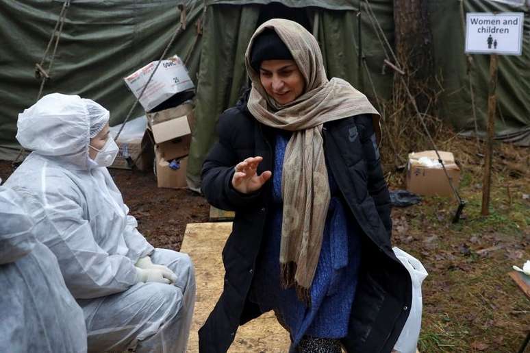 Migrante deixa tenda depois de tomar banho perto de Bruzgi, na fronteira Belarus-Polônia, na região de Grodno (Belarus)
 24/11/2021 REUTERS/Kacper Pempel