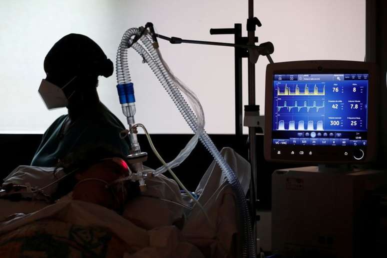 Paciente com Covid em hospital em Saint-Denis, perto de Paris