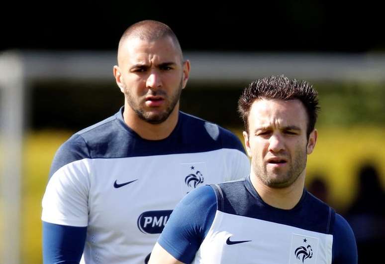 Karim Benzema e Mathieu Valbuena durante treinamento da sele&ccedil;&atilde;o da Fran&ccedil;a em Clairefontaine em 2014
04/06/2014 REUTERS/Charles Platiau