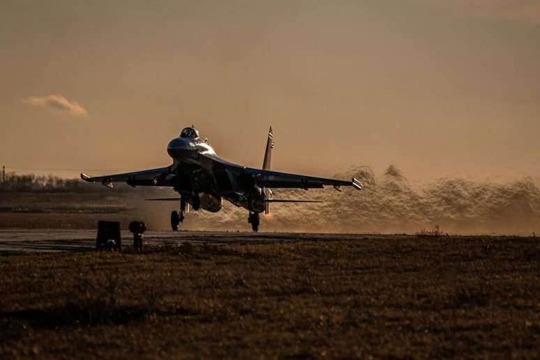 Caça a jato ucraniano decola durante exercício na região de Mykolaiv, no sul da Ucrânia
23/11/2021 Comando da Força Aérea das Forças Armadas da Ucrânia/Handout via REUTERS