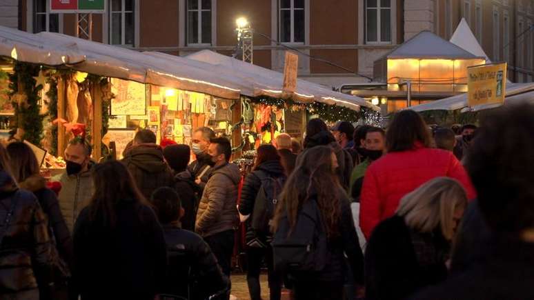 Visitantes fazem compras em Mercado de Natal em Trento, na Itália
21/11/2021 REUTERS/Matteo Berlenga