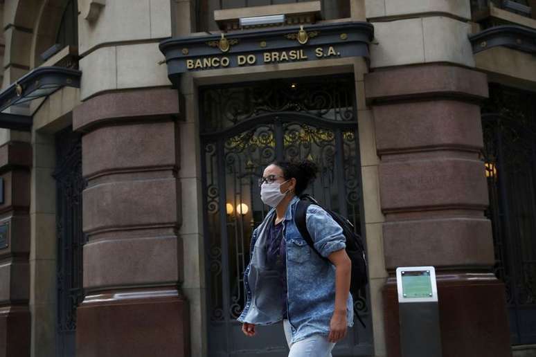 Mulher de máscara no centro de São Paulo
24/03/2020
REUTERS/Amanda Perobelli