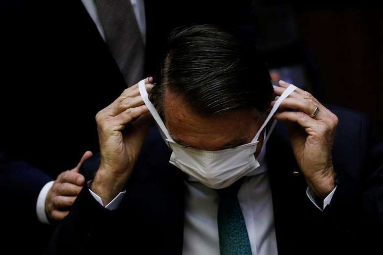 Presidente Jair Bolsonaro coloca máscara durante cerimônia na Câmara dos Deputados
24/11/2021
REUTERS/Adriano Machado