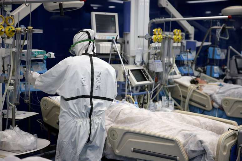 Profissionais de saúde em trajes de proteção tratam de paciente com Covid-19 em UTI de hospital em Sófia, na Bulgária
15/10/2021 REUTERS/Stoyan Nenov