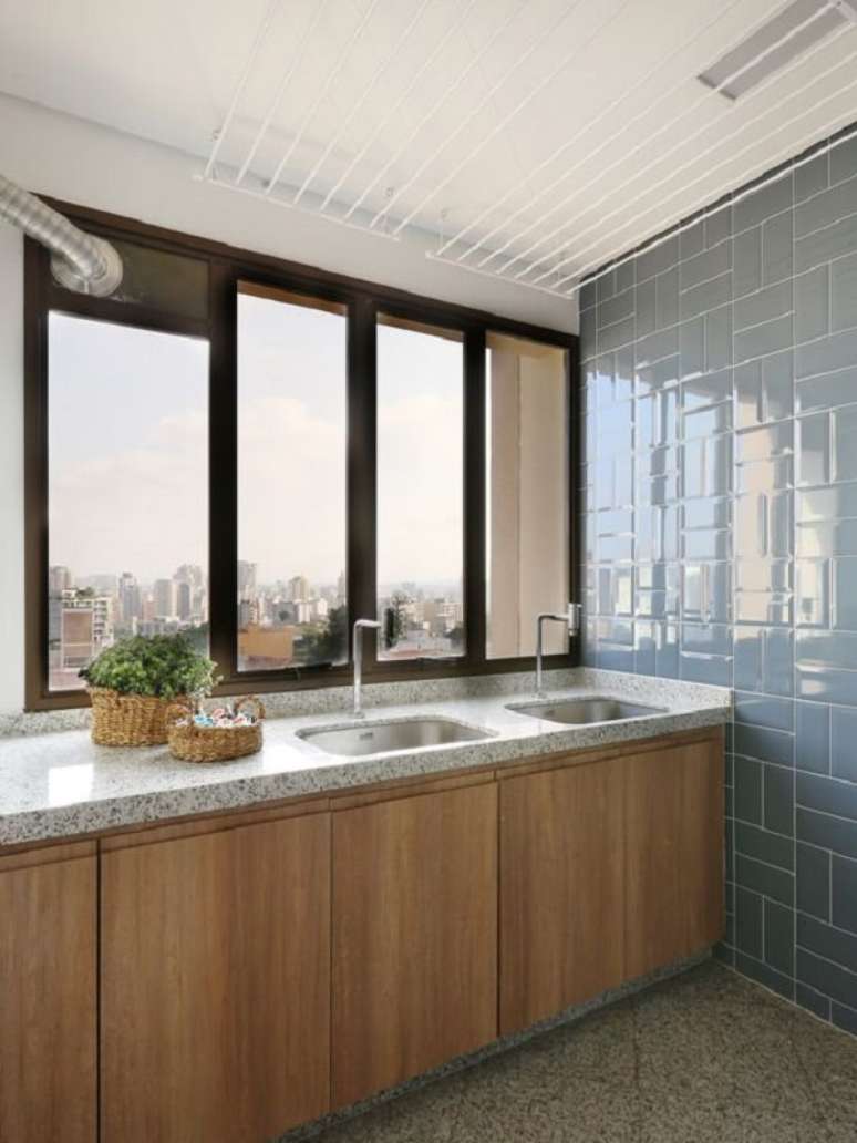 41. Granito cinza para cozinha com armários de madeira – Foto Degrade Arquitetura