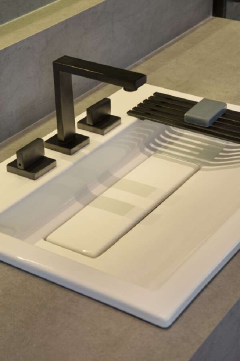 11. Cuba branca com torneira preta e misturador &ndash; Foto Deca