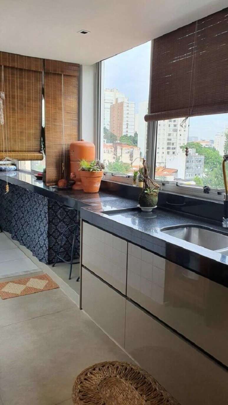 50. Granito cinza com arm&aacute;rio bege &ndash; Foto Casa de Valentina