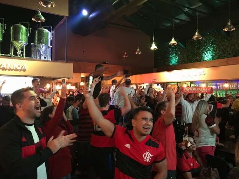 Torcida do Flamengo fez a festa para assistir ao jogo em Montevidéu (Foto: Lazlo Dalfovo/Lancepress)