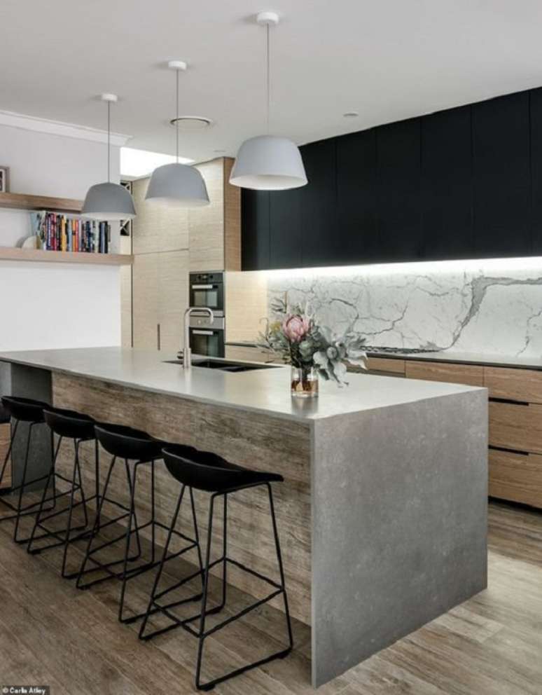 48. Granito cinza para bancada de ilha gourmet e arm&aacute;rios cinza escuro &ndash; Foto Dialy Mail