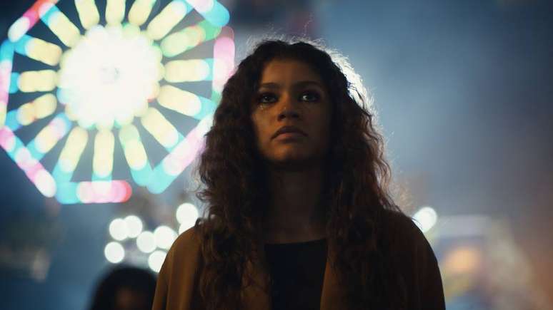 Ex-Disney, Zendaya interpreta Rue, jovem que acaba de sair da clínica da reabilitação mas não tem planos de continuar 'limpa'.