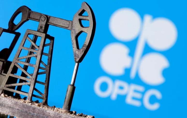 Imagem em 3D de bomba de extração de petróleo tendo ao fundo logotipo da Opep. 
14/10/2020
REUTERS/Dado Ruvic