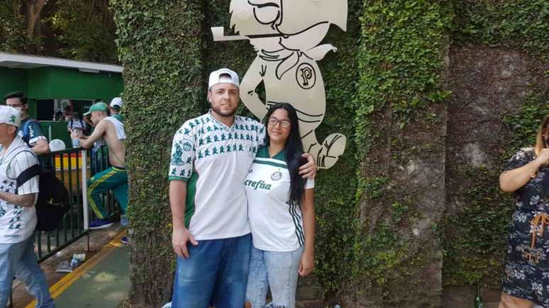 Pedro e Stefany na porta da Academia de Futebol do Palmeiras (Foto: Rafael Marson/ Arquivo Pessoal)