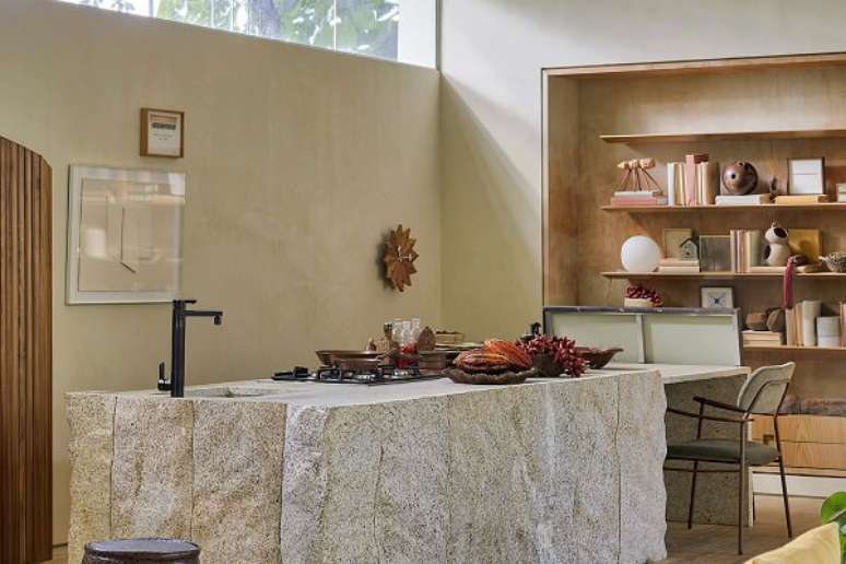 31. Cozinha com bancada bege e torneira preta em destaque – Projeto Suite Arquitetos