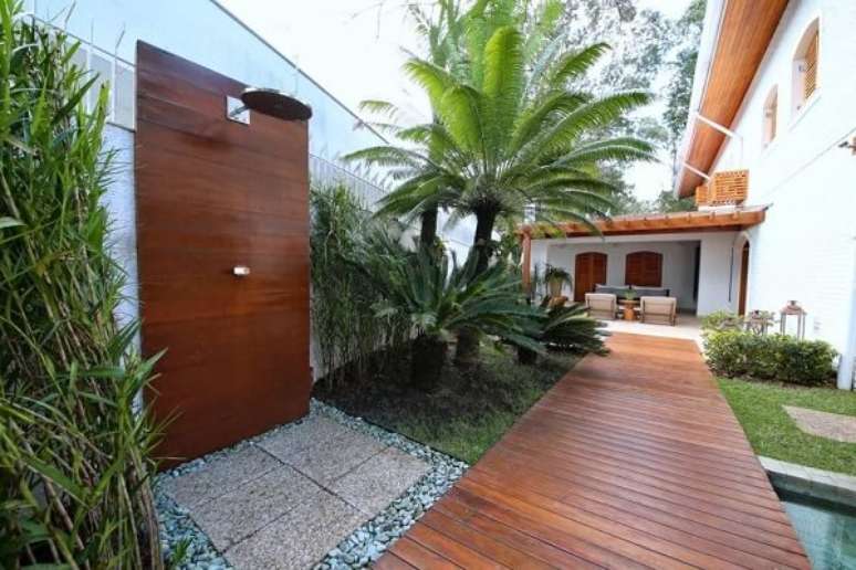 18. Chuveiro externo para casa com piscina e jardim – Foto Meyer Cortez Arquitetura e Design