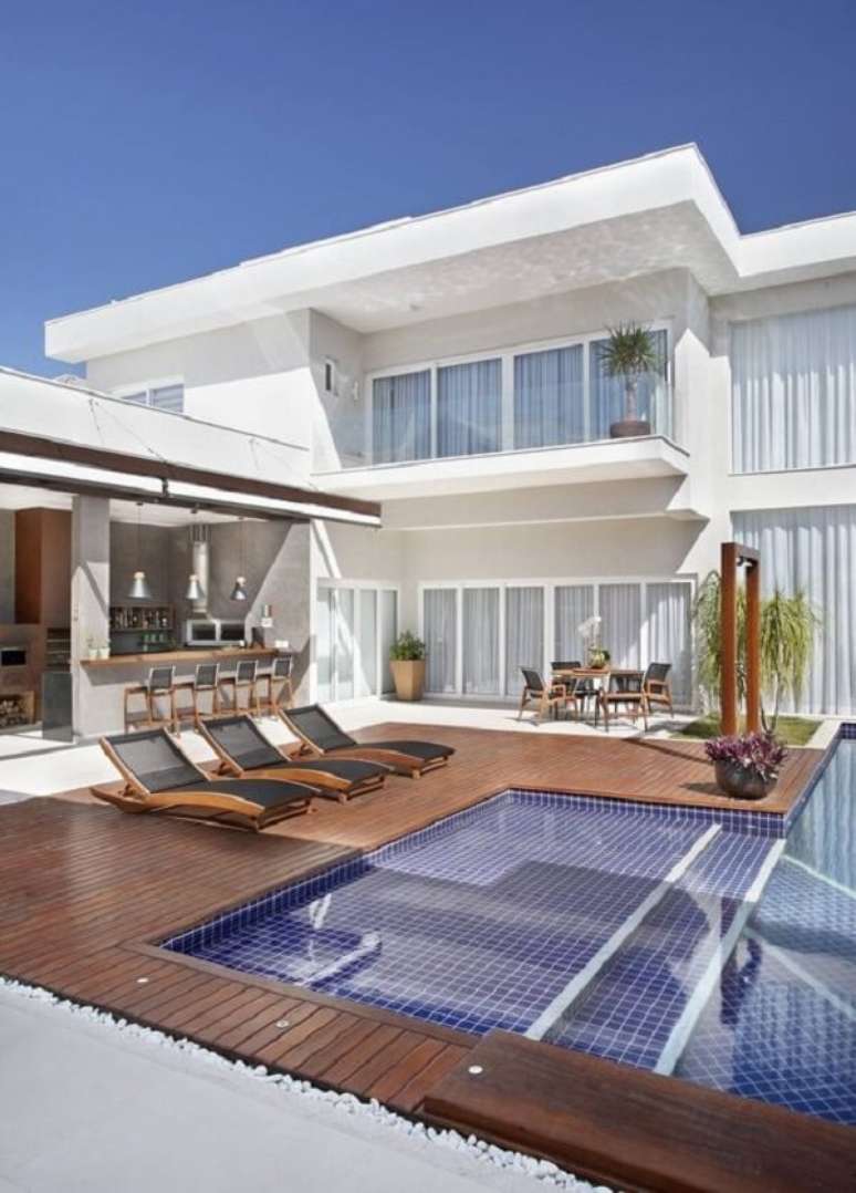 38. &Aacute;rea de piscina com chuveiro externo ao lado &ndash; Foto Anapp