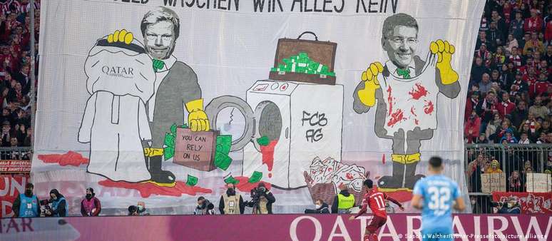 "Lavamos tudo por dinheiro". Faixa estendida por torcedores do próprio Bayern de Munique critica parceria com o Catar