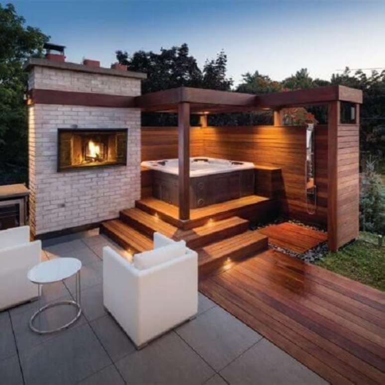 28. Jacuzzi na &aacute;rea externa com chuveiro ao lado &ndash; Foto Houzz