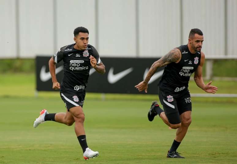 Du Queiroz e Renato Augusto em treino no CT corintiano: encontro de gerações (Foto: Rodrigo Coca/Ag. Corinthians)