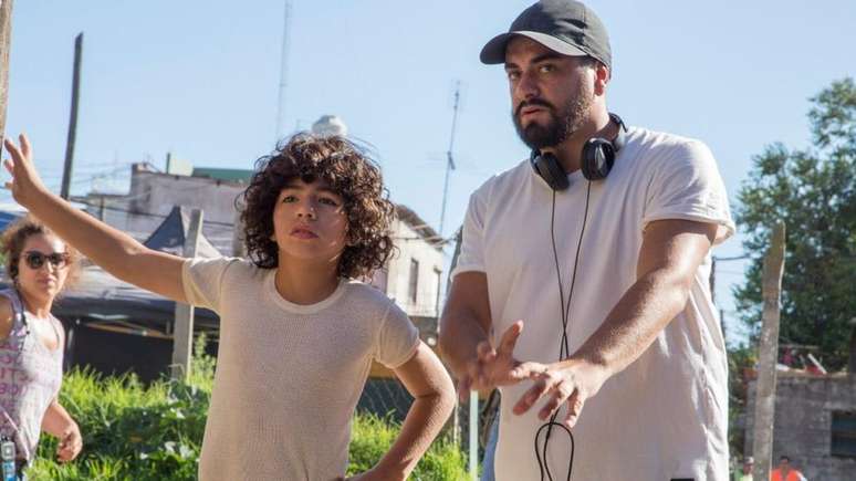 Diretor Alejandro Aimetta, da s&eacute;rie sobre Maradona, e ator que interpreta o ex-jogador quando crian&ccedil;a