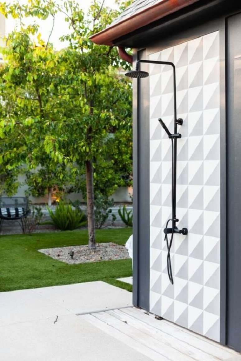 15. Chuveiro externo com revestimento geom&eacute;trico moderno &ndash; Foto Home Bunch