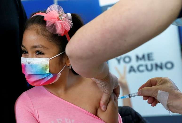 Criança recebe dose da vacina contra Covid-19 CoronaVac em escola pública em Concón, no Chile
REUTERS/Rodrigo Garrido