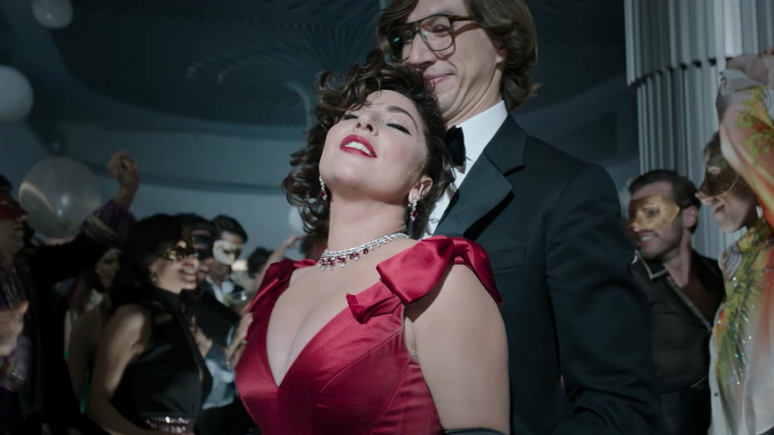 Lady Gaga e Adam Driver em cena do filme Casa Gucci