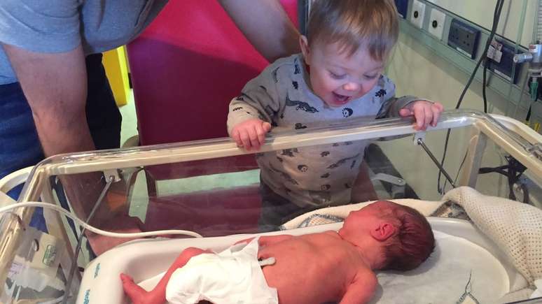 Tanto Seth quanto Aron nasceram prematuros; hoje, eles estão bem
