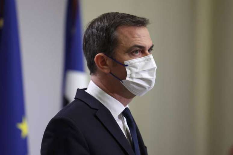Ministro da Saúde da França, Olivier Véran, em uma coletiva de imprensa