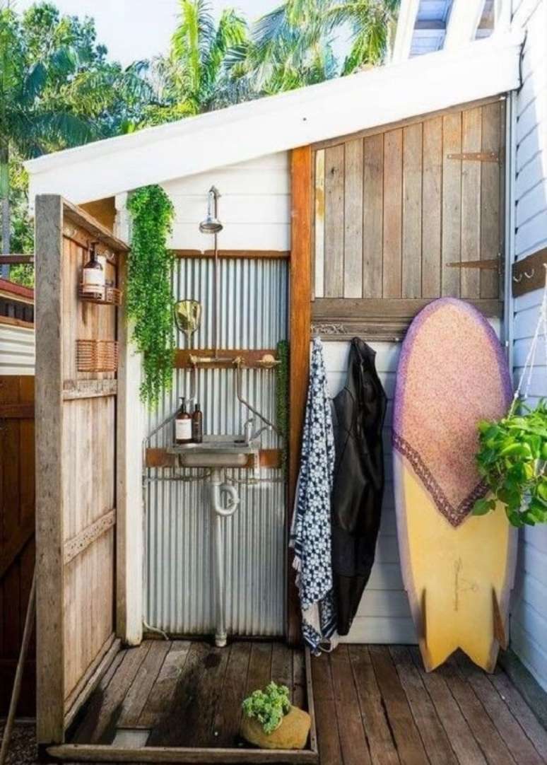 11. Casa da praia com ideias chuveiro externo e espa&ccedil;o para guardar itens de praia &ndash; Foto Cherpeace