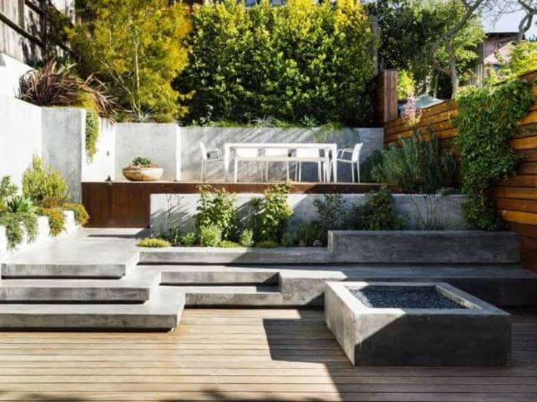 10. Banco de cimento para quintal com piscina pequena e chuveiro externo &ndash; Foto Houzz