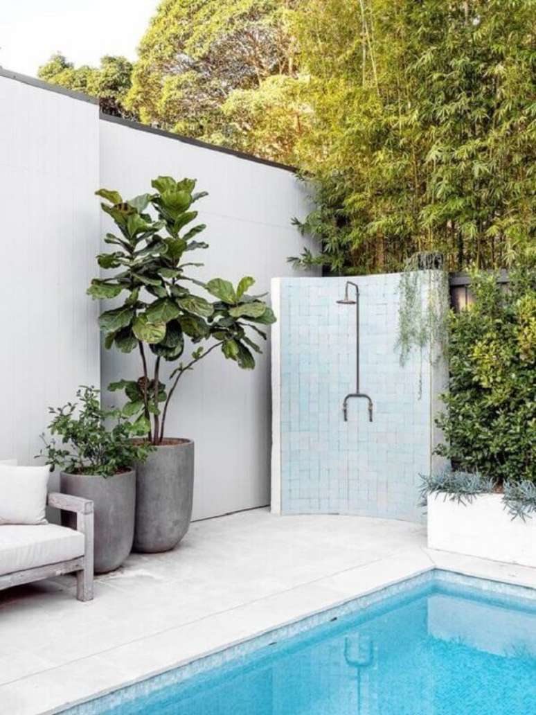 24. Chuveiro externo para piscina moderna em casa – Foto Homes to Love