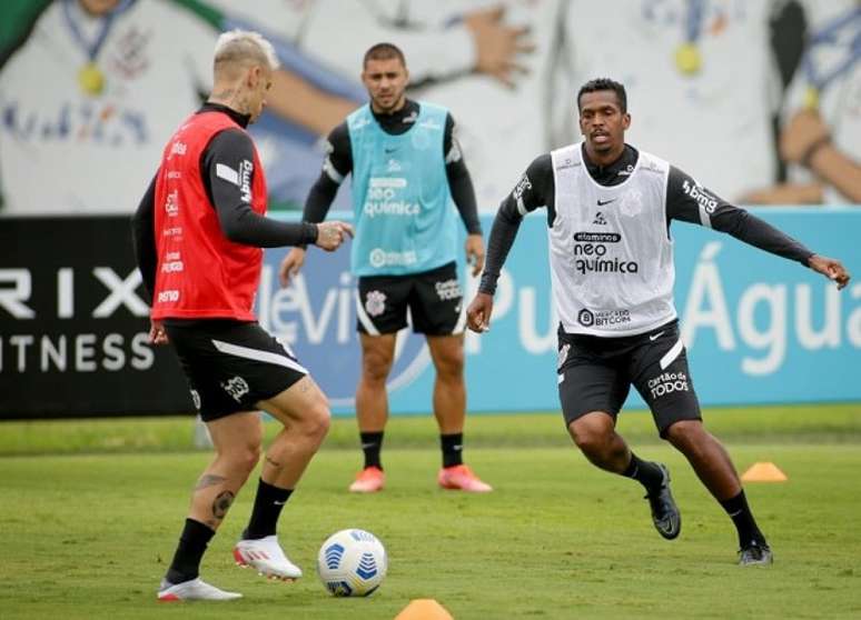 Jô (à dir.), autor do gol da última vitória do time fora de casa, no treino de quarta (Foto: Rodrigo Coca/Ag. Corinthians)