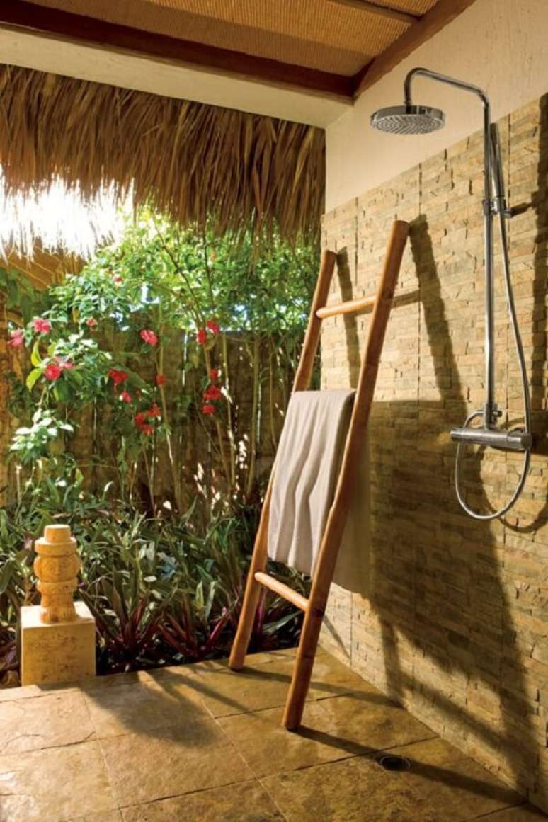 40. Casa com chuveiro externo e decoração rústica – Foto Zoetry Resorts e Spas