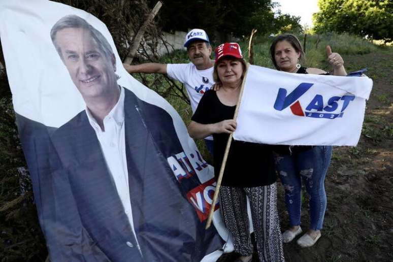 Família posa para foto ao lado de imagem do candidato presidencial conservador José Antonio Kast em Yumbel, Chile
23/11/2021 REUTERS/Juan Gonzalez