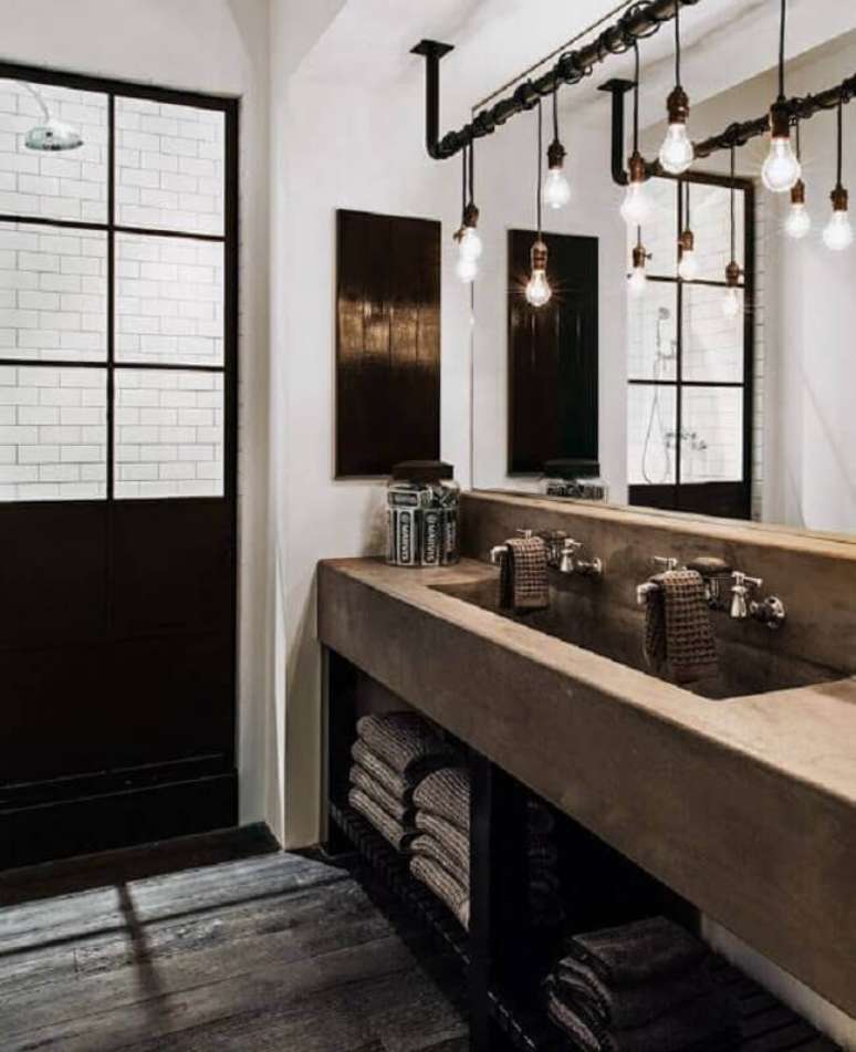 39. Luminária pendente para decoração de banheiro industrial com bancada de concreto – Foto: Casa Trés Chic