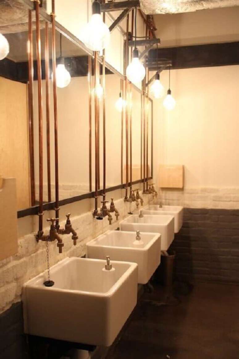 34. Decoração simples para banheiro estilo industrial – Foto: Desire To Inspire