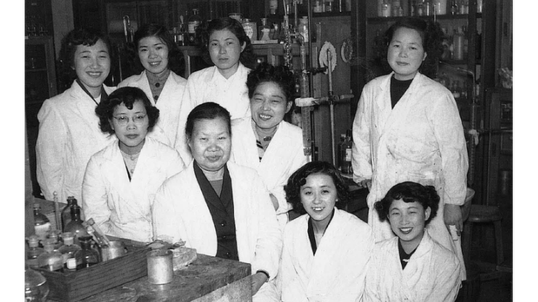 Michiyo Tsujimura ao lado de outras cientistas pioneiras no Japão