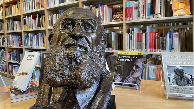 Estudantes em Cambridge homenageiam Paulo Freire no ano em que ele completaria 100 anos de nascimento