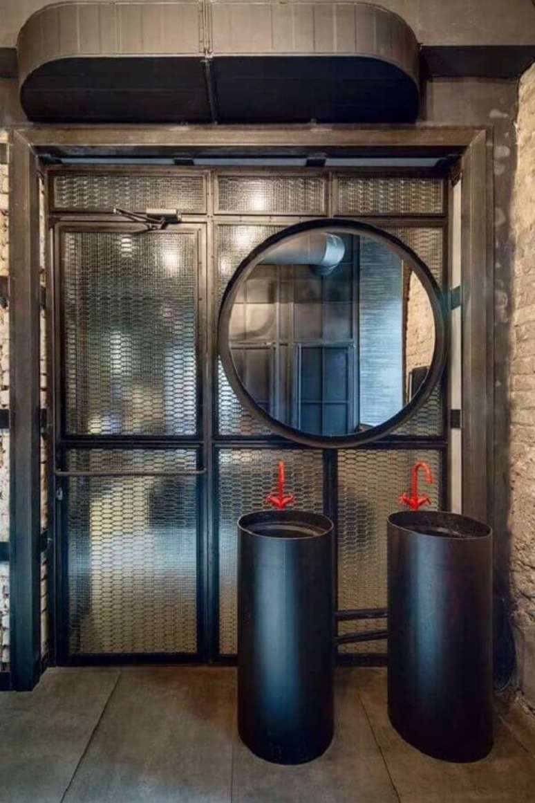 37. Espelho redondo para banheiro industrial moderno decorado com torneira vermelha &ndash; Foto: Decor F&aacute;cil