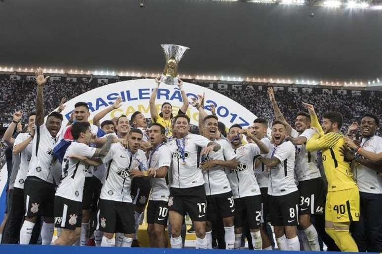 Cássio ergue taça do heptacampeonato brasileiro na festa do título de 2017 (Foto: Daniel Augusto Jr/Ag. Corinthians)