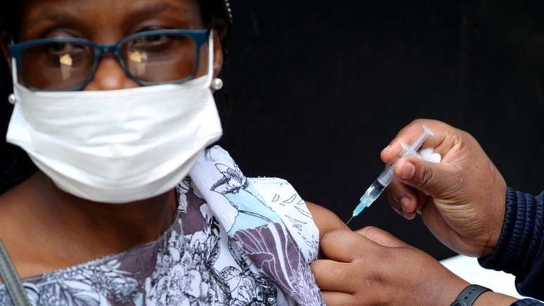 Apenas 24% da população da África do Sul foi totalmente vacinada