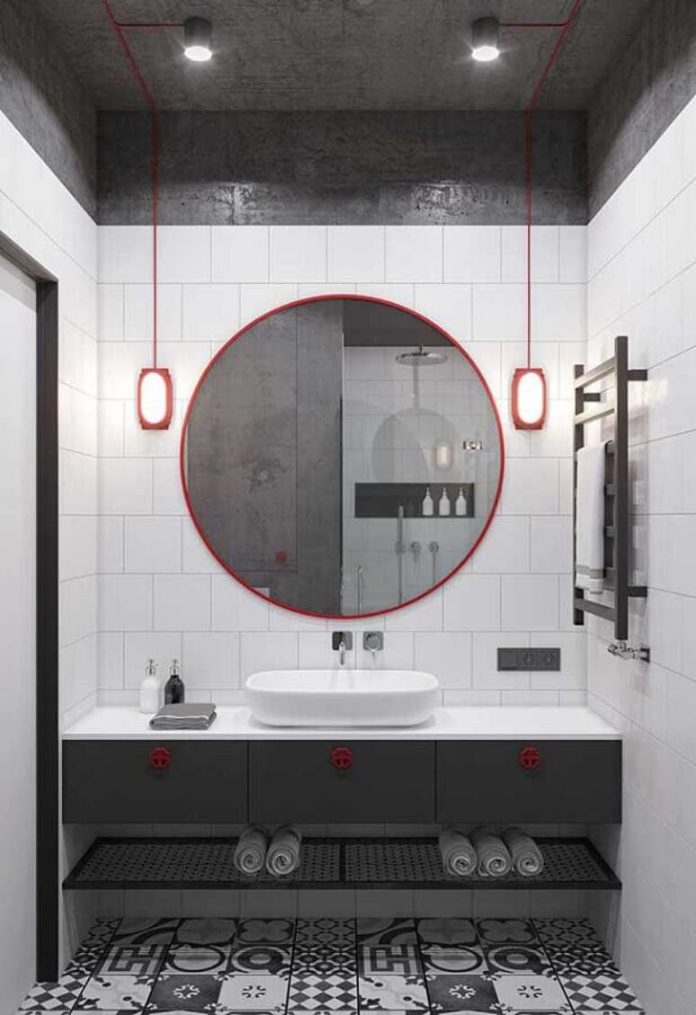 23. Decoração de banheiro industrial cinza e branco com detalhes em vermelho – Foto: Decor Fácil