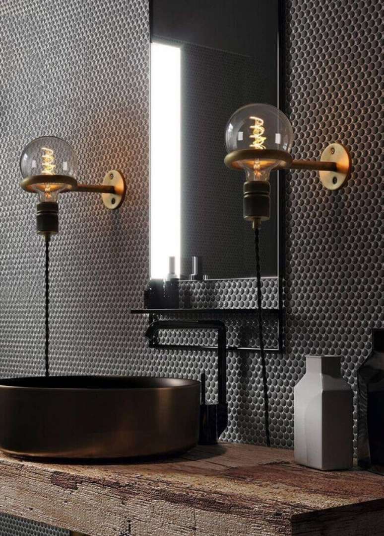 6. Luminária de parede para decoração de banheiro industrial moderno – Foto: Tudo & Co