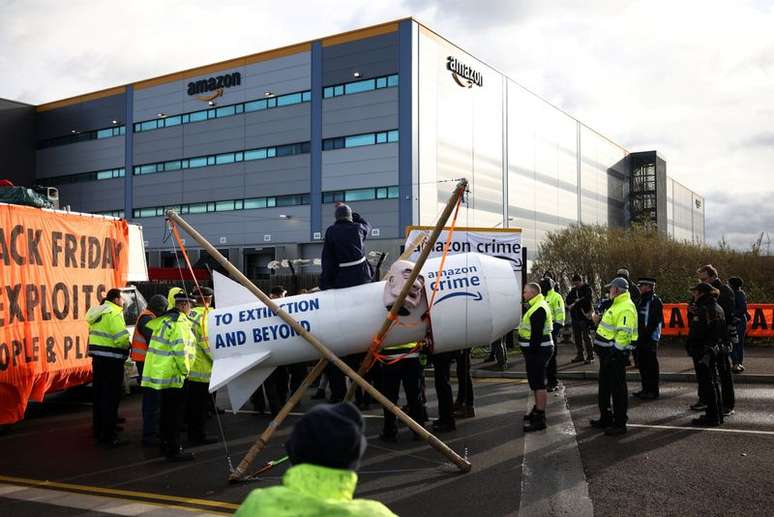 Protesto do grupo Extinction Rebellion perto de centro da Amazon, em Tilbury, Essex, Grã-Bretanha
26/11/2021 REUTERS/Henry Nicholls