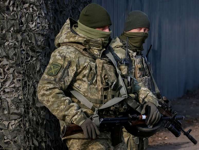 Militares perto do vilarejo de Zolote, área controlada por tropas do leste da Ucrânia apoiadas pela Rússia
02/11/2019
REUTERS/Gleb Garanich