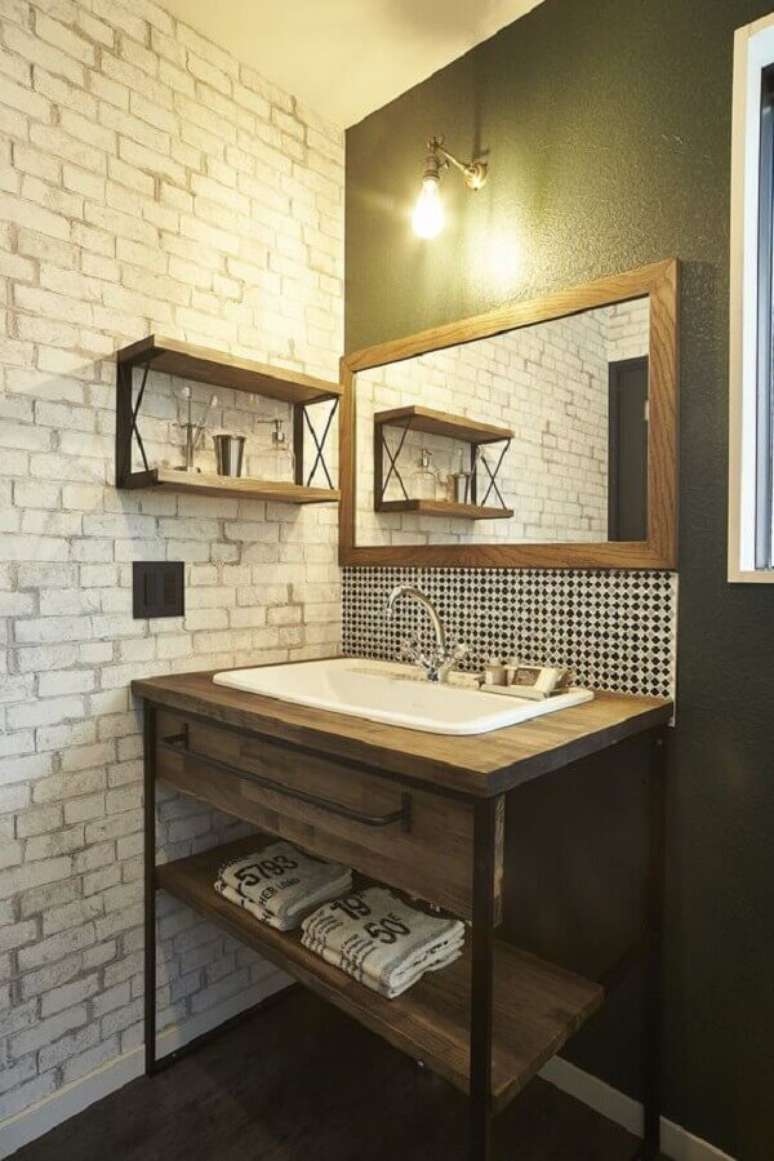 35. Decoração simples para banheiro industrial com parede tijolinho – Foto: Architex Housing