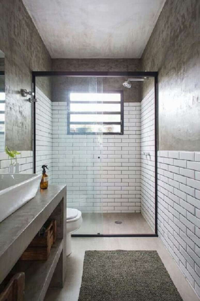 26. Decoração de banheiro industrial com parede de cimento queimado e metro white – Foto: Histórias de Casa