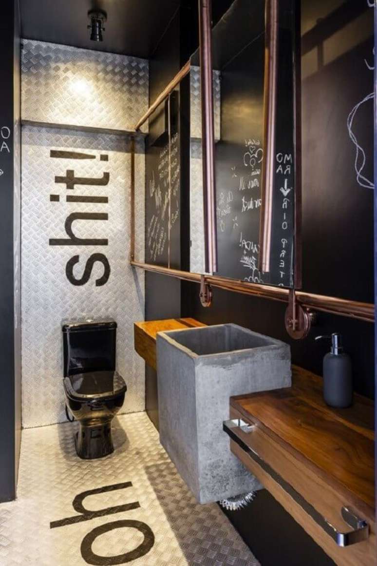 1. Bancada de madeira com cuba de concreto para decoração de banheiro industrial moderno – Foto: Casa Vogue